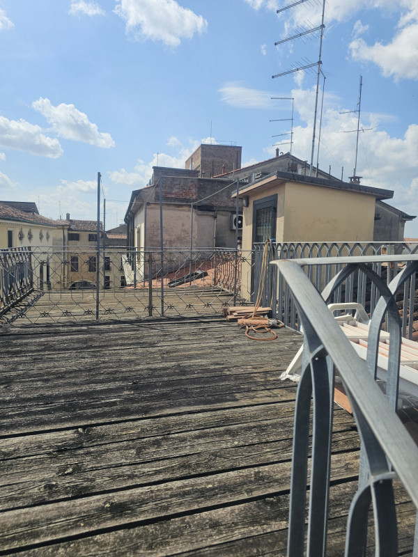 Nel cuore pulsante del centro storico di Padova, si presenta un'opportunità unica: un magnifico p...