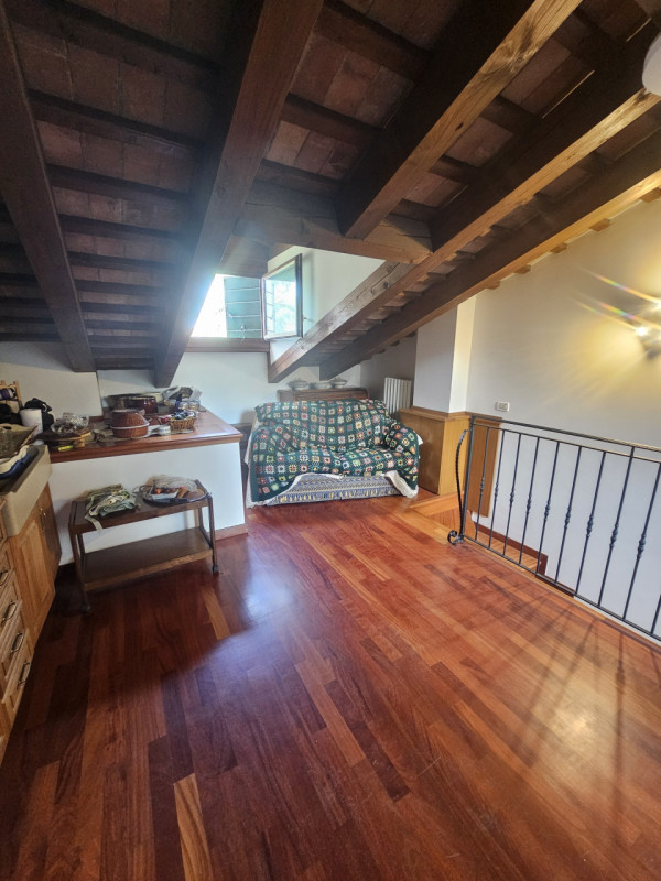 Nel cuore pulsante del centro storico di Padova, si presenta un'opportunità unica: un magnifico p...