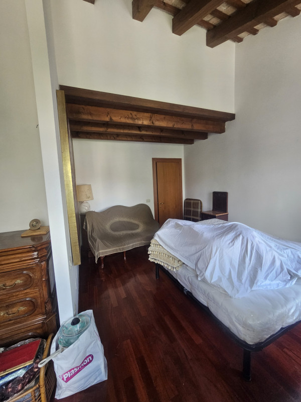 Nel cuore pulsante del centro storico di Padova, si presenta un'opportunità unica: un magnifico p...