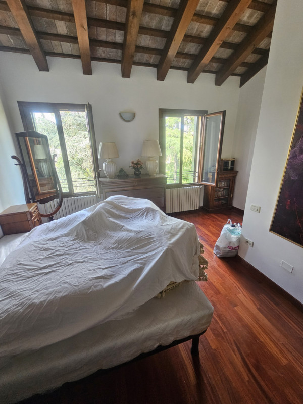 Nel cuore pulsante del centro storico di Padova, si presenta un'opportunità unica: un magnifico p...