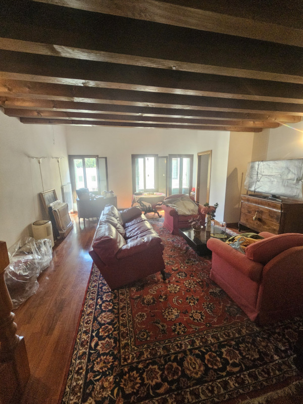 Nel cuore pulsante del centro storico di Padova, si presenta un'opportunità unica: un magnifico p...