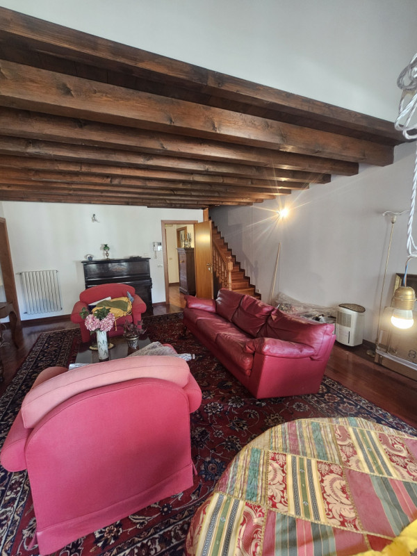 Nel cuore pulsante del centro storico di Padova, si presenta un'opportunità unica: un magnifico p...