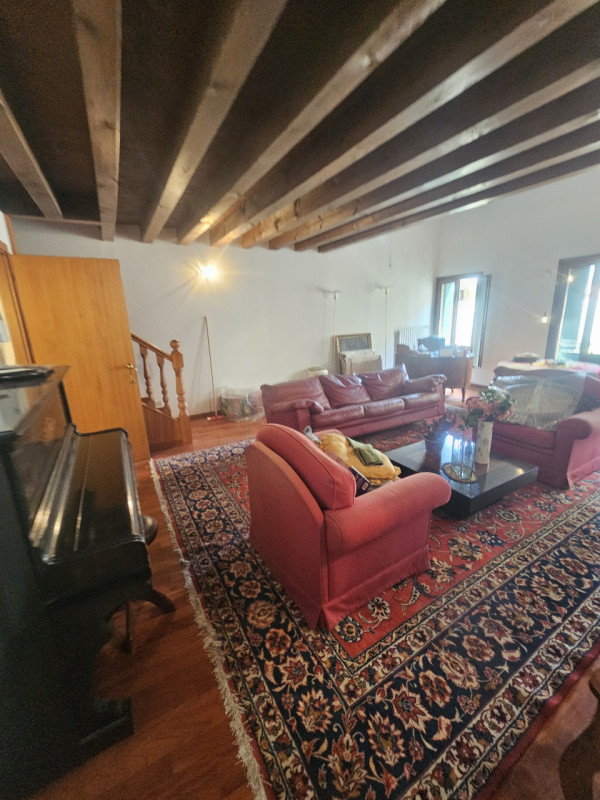 Nel cuore pulsante del centro storico di Padova, si presenta un'opportunità unica: un magnifico p...