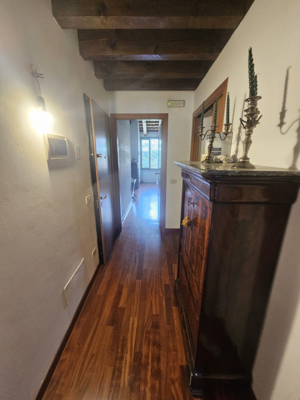 Nel cuore pulsante del centro storico di Padova, si presenta un'opportunità unica: un magnifico p...