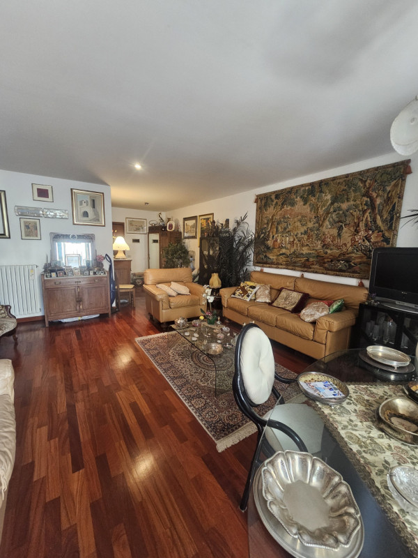 Nel cuore pulsante del centro storico di Padova, si presenta un'opportunità unica: un magnifico p...