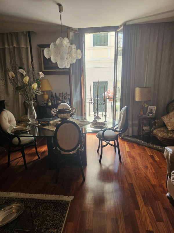 Nel cuore pulsante del centro storico di Padova, si presenta un'opportunità unica: un magnifico p...