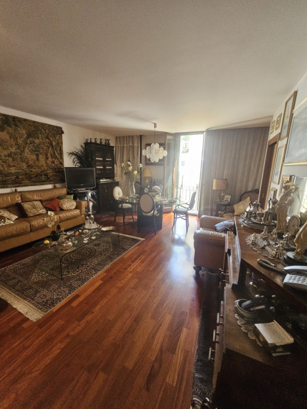 Nel cuore pulsante del centro storico di Padova, si presenta un'opportunità unica: un magnifico p...