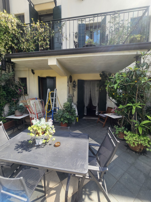 Nel cuore pulsante del centro storico di Padova, si presenta un'opportunità unica: un magnifico p...