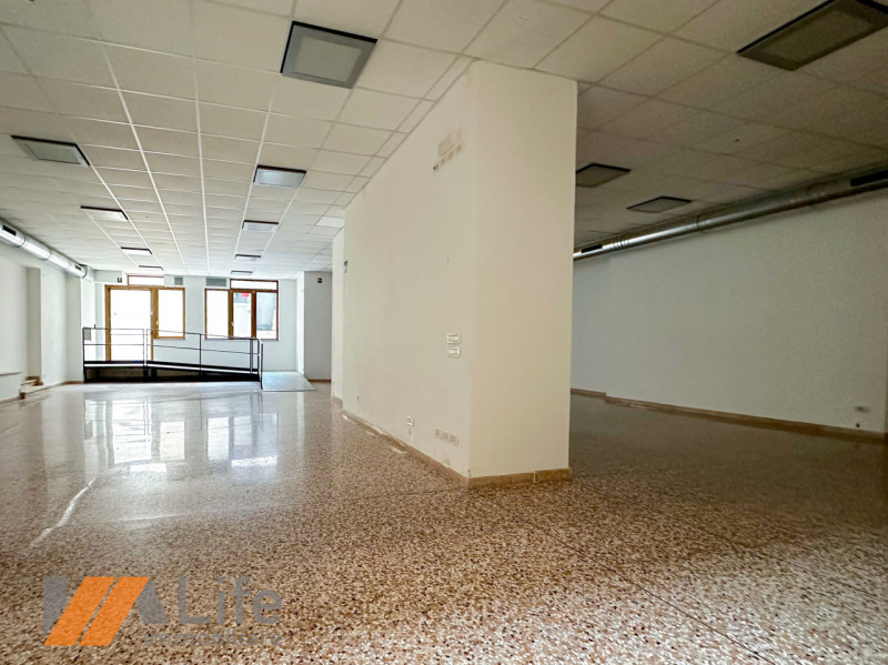 Affittasi locale commerciale nel cuore del centro storico di Vicenza, situato in una posizione id...