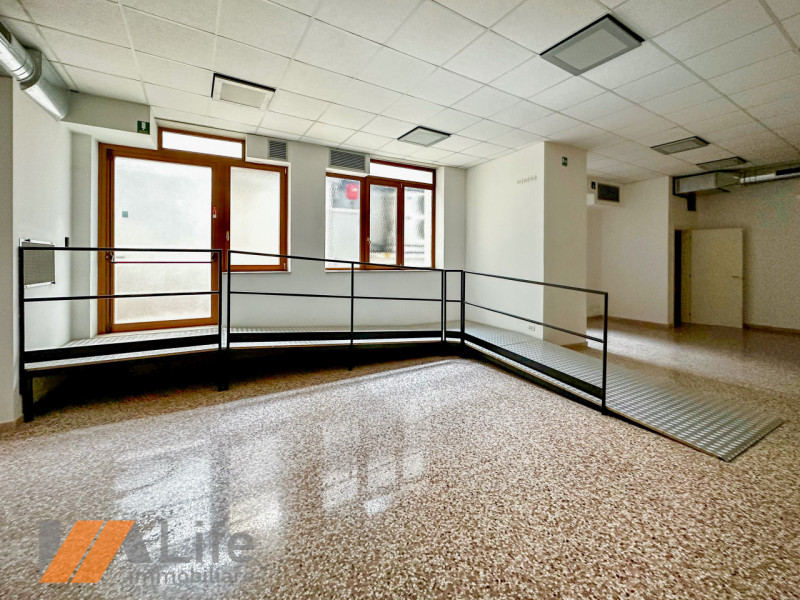 Affittasi locale commerciale nel cuore del centro storico di Vicenza, situato in una posizione id...