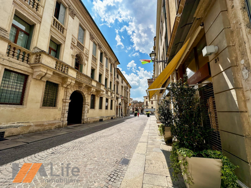 Affittasi locale commerciale nel cuore del centro storico di Vicenza, situato in una posizione id...
