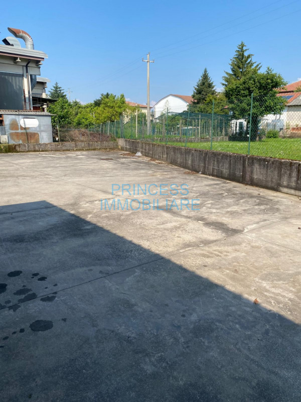 Nel cuore della zona industriale di Breganze affittasi a consolidata azienda capannone di 500 mq ...