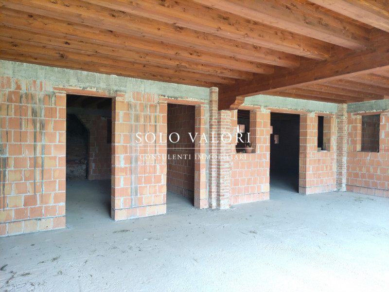 Rif. C297 (per info 338 9387816 Matteo – 340 2242606 Marco)

Rustico di grandi dimensioni su due ...