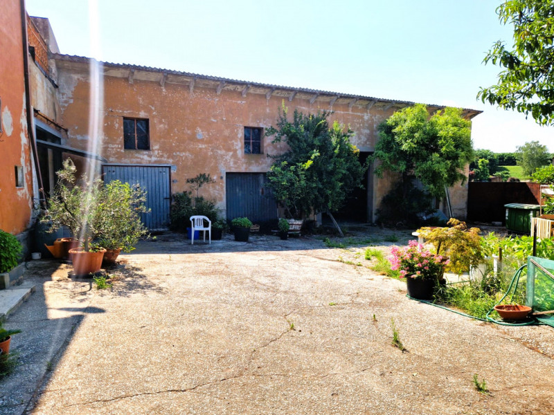 A brevissima distanza da Anguillara Veneta ed Agna, proponiamo immobili con una superficie totale...