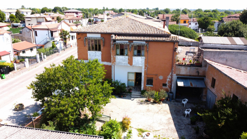 A brevissima distanza da Anguillara Veneta ed Agna, proponiamo immobili con una superficie totale...