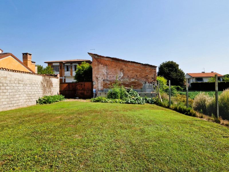 A brevissima distanza da Anguillara Veneta ed Agna, proponiamo immobili con una superficie totale...