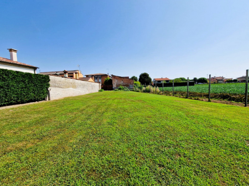 A brevissima distanza da Anguillara Veneta ed Agna, proponiamo immobili con una superficie totale...