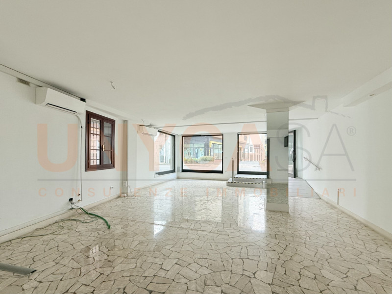 MONTEGALDA: nel pieno centro del paese, proponiamo in affitto un negozio di circa 60 mq. 

L'immo...