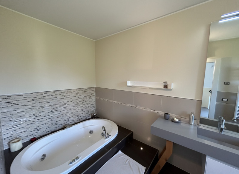 Situata nella tranquilla e residenziale zona di Lissaro a Mestrino, proponiamo in vendita una spl...