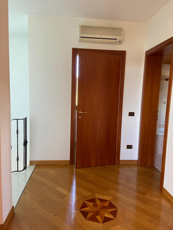 loc. Lovertino: immersa nel verde della campagna tra i colli Berici ed Euganei, ampia casa singol...