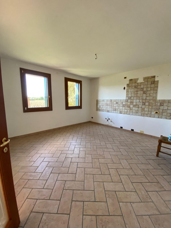 loc. Lovertino: immersa nel verde della campagna tra i colli Berici ed Euganei, ampia casa singol...