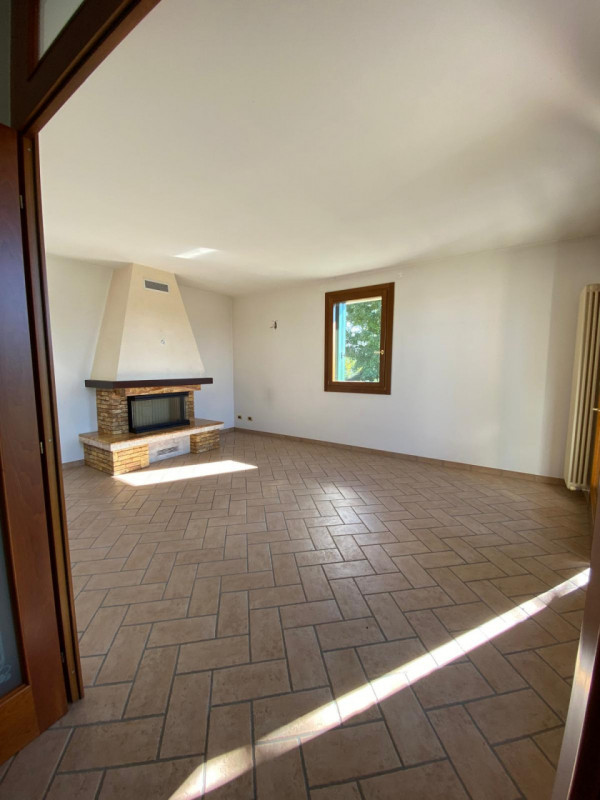 loc. Lovertino: immersa nel verde della campagna tra i colli Berici ed Euganei, ampia casa singol...