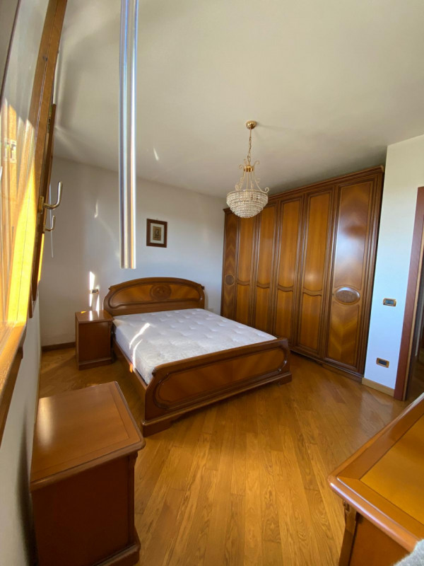 loc. Lovertino: immersa nel verde della campagna tra i colli Berici ed Euganei, ampia casa singol...