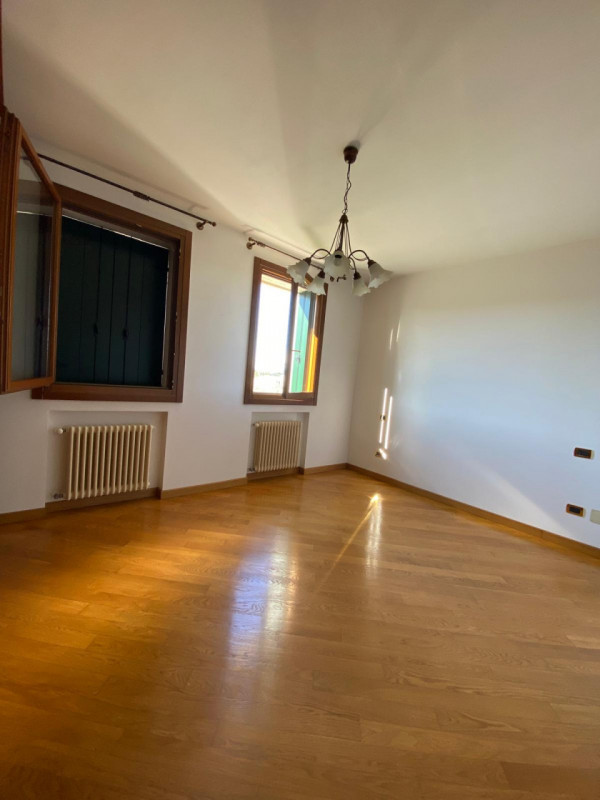 loc. Lovertino: immersa nel verde della campagna tra i colli Berici ed Euganei, ampia casa singol...