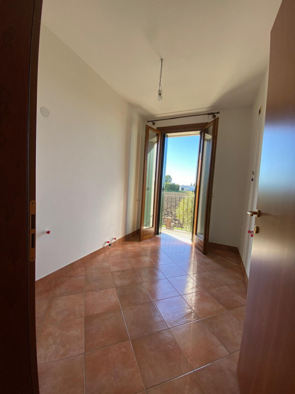 loc. Lovertino: immersa nel verde della campagna tra i colli Berici ed Euganei, ampia casa singol...