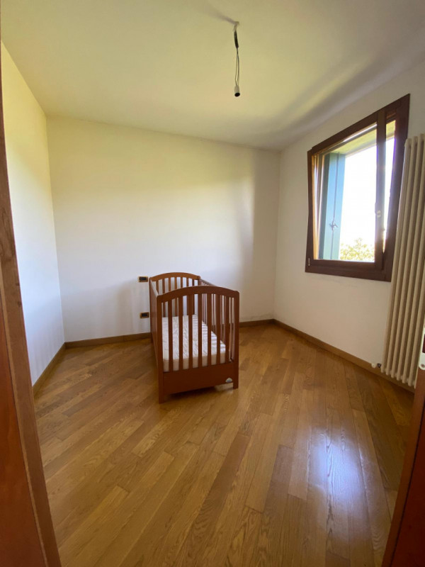 loc. Lovertino: immersa nel verde della campagna tra i colli Berici ed Euganei, ampia casa singol...