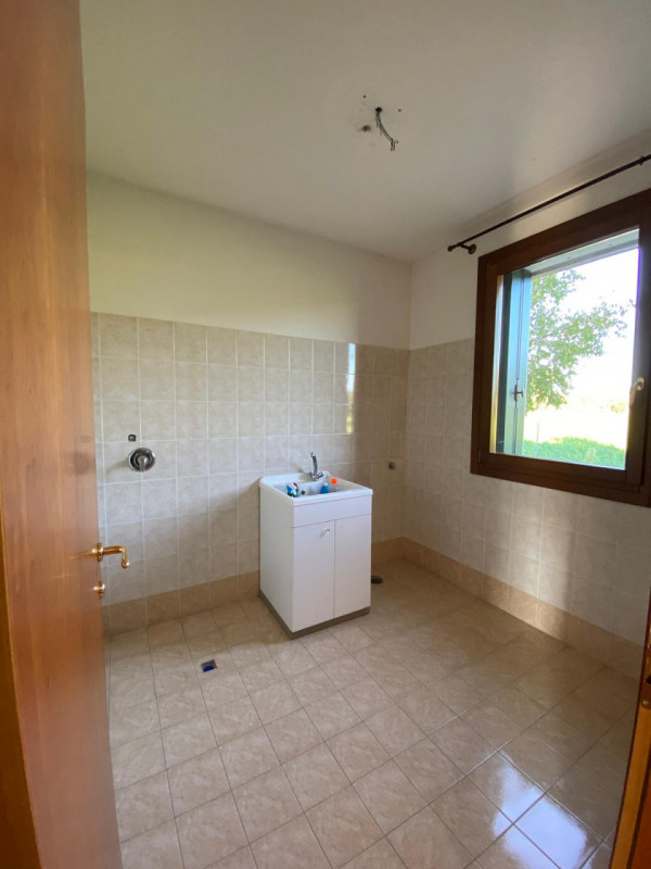 loc. Lovertino: immersa nel verde della campagna tra i colli Berici ed Euganei, ampia casa singol...