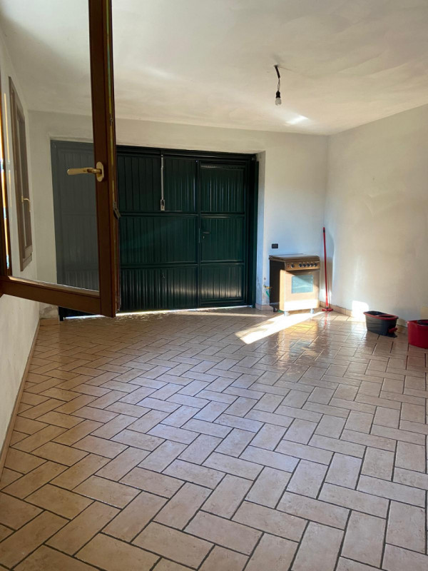 loc. Lovertino: immersa nel verde della campagna tra i colli Berici ed Euganei, ampia casa singol...