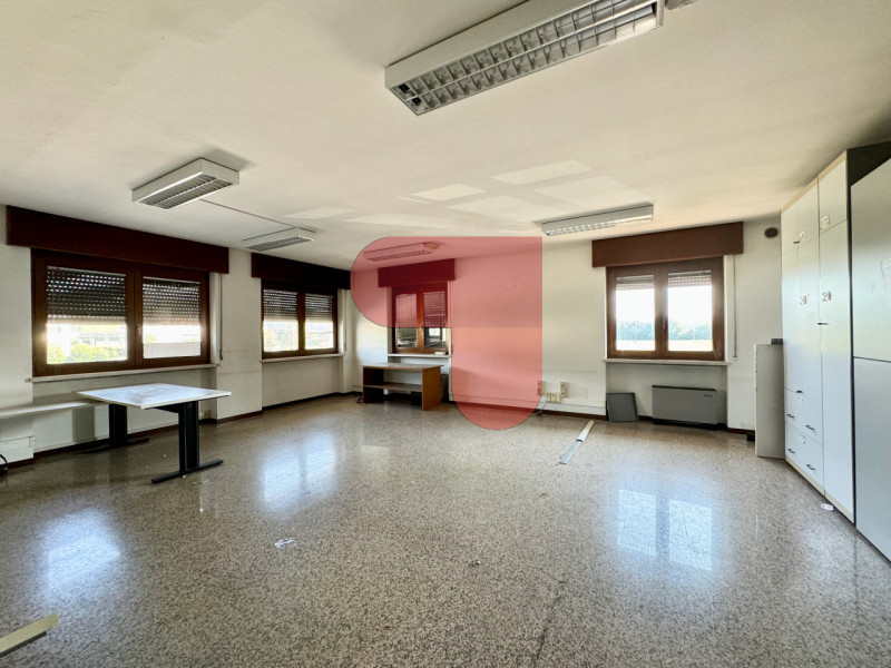 Ti presentiamo un'opportunità unica per l'acquisto di un ampio capannone situato nel comune di Tr...