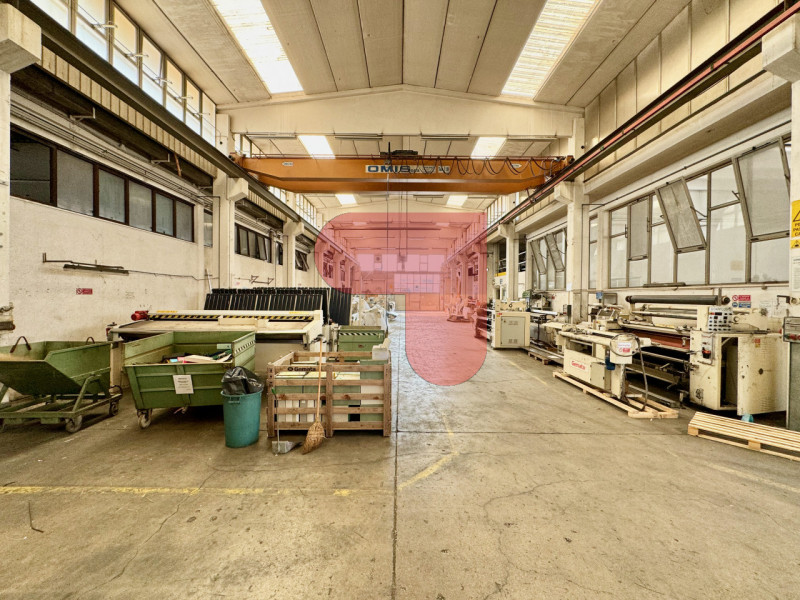 Ti presentiamo un'opportunità unica per l'acquisto di un ampio capannone situato nel comune di Tr...