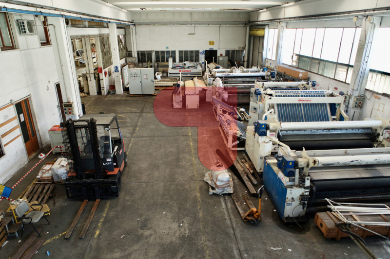 Ti presentiamo un'opportunità unica per l'acquisto di un ampio capannone situato nel comune di Tr...