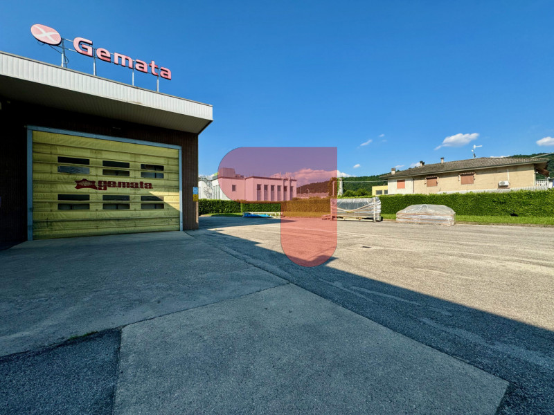 Ti presentiamo un'opportunità unica per l'acquisto di un ampio capannone situato nel comune di Tr...