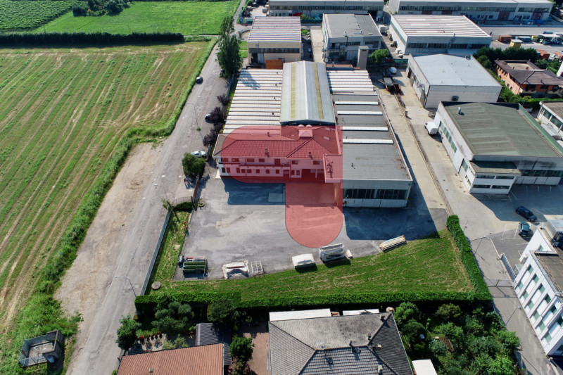 Ti presentiamo un'opportunità unica per l'acquisto di un ampio capannone situato nel comune di Tr...