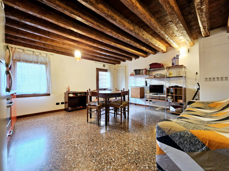 Proponiamo in affitto, in una delle vie centrali di Este, appartamento al primo piano con cantina...