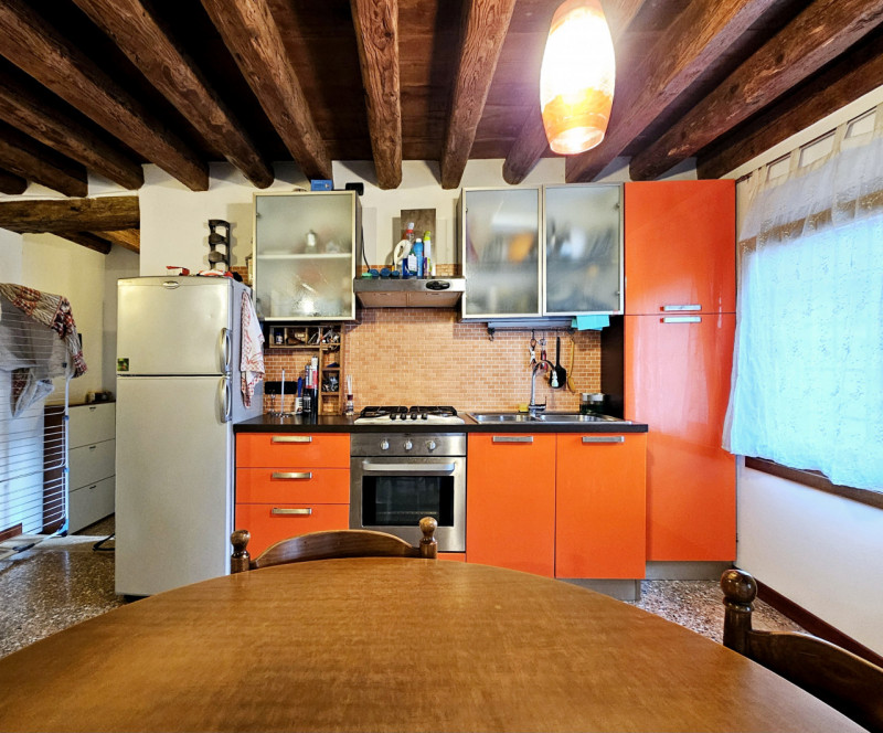 Proponiamo in affitto, in una delle vie centrali di Este, appartamento al primo piano con cantina...