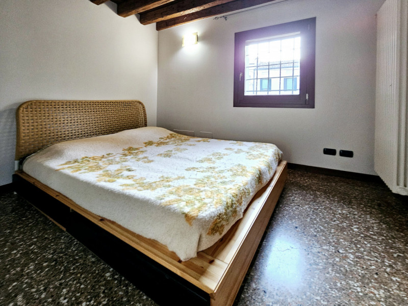 Proponiamo in affitto, in una delle vie centrali di Este, appartamento al primo piano con cantina...