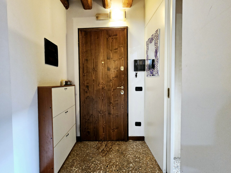 Proponiamo in affitto, in una delle vie centrali di Este, appartamento al primo piano con cantina...