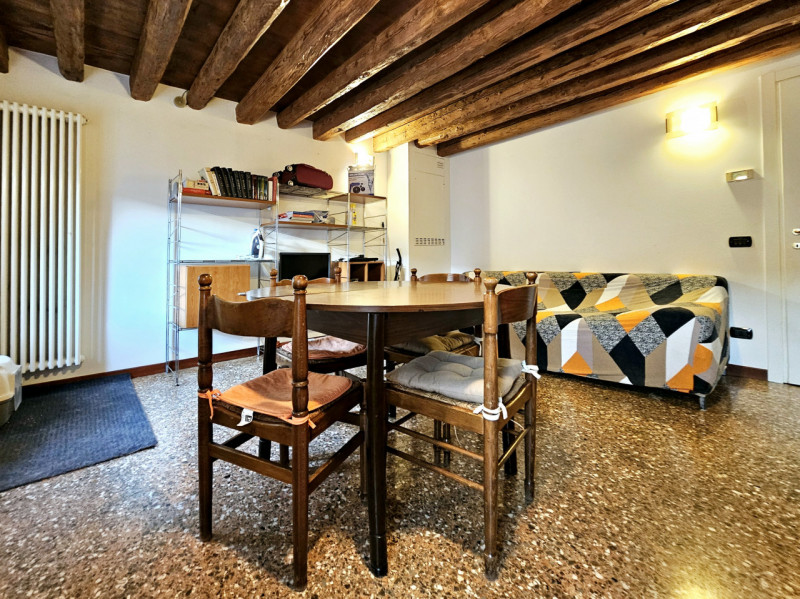 Proponiamo in affitto, in una delle vie centrali di Este, appartamento al primo piano con cantina...