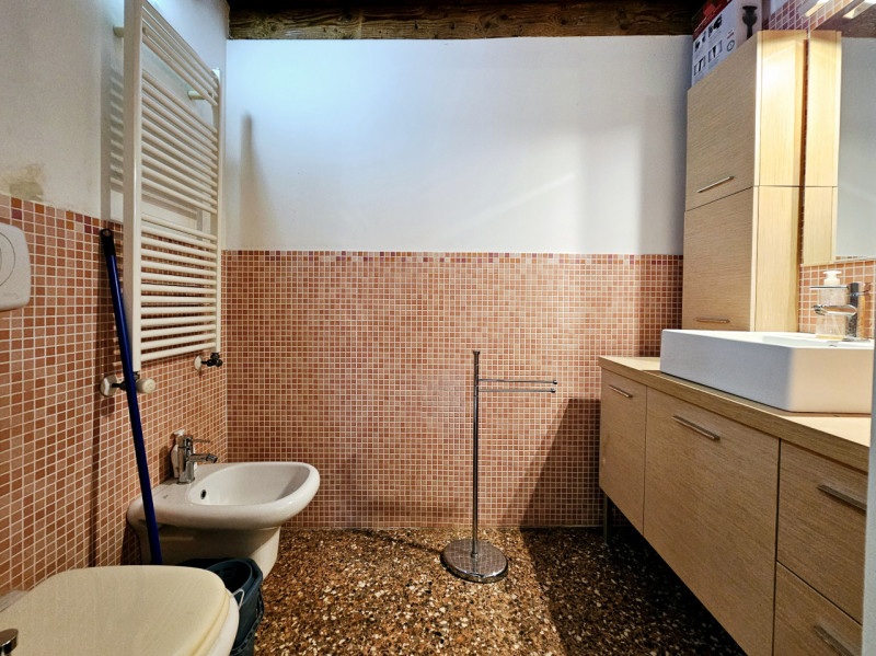 Proponiamo in affitto, in una delle vie centrali di Este, appartamento al primo piano con cantina...