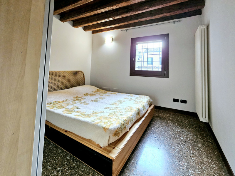 Proponiamo in affitto, in una delle vie centrali di Este, appartamento al primo piano con cantina...