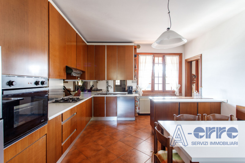 A San Zenone degli Ezzelini, in posizione riservata ma comoda ai principali collegamenti, proponi...