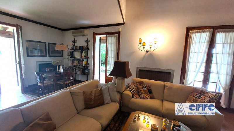 Splendida villa singola di grandi dimensioni, situata su un giardino privato di oltre 3000 metri,...