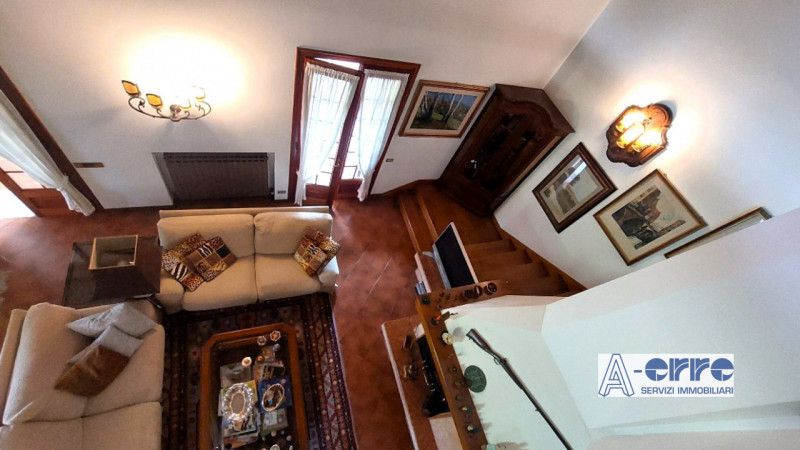 Splendida villa singola di grandi dimensioni, situata su un giardino privato di oltre 3000 metri,...