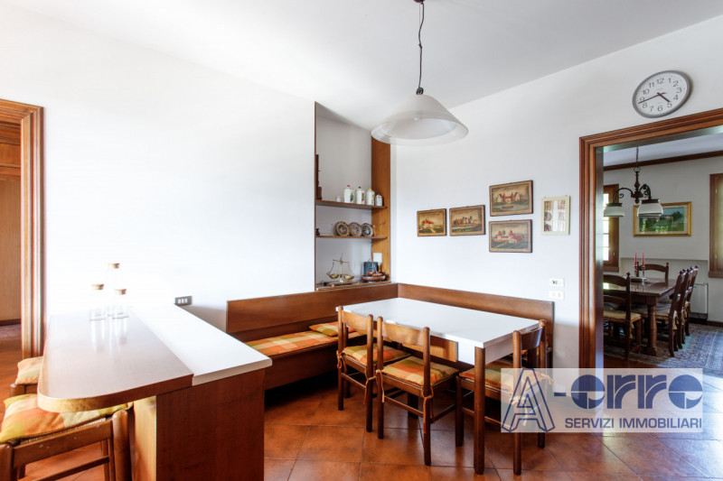 A San Zenone degli Ezzelini, in posizione riservata ma comoda ai principali collegamenti, proponi...