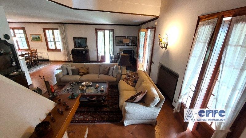 Splendida villa singola di grandi dimensioni, situata su un giardino privato di oltre 3000 metri,...