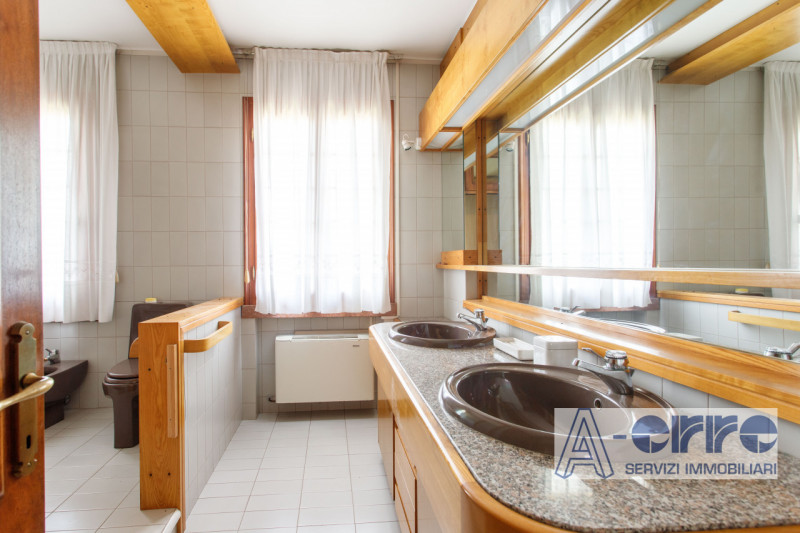 A San Zenone degli Ezzelini, in posizione riservata ma comoda ai principali collegamenti, proponi...